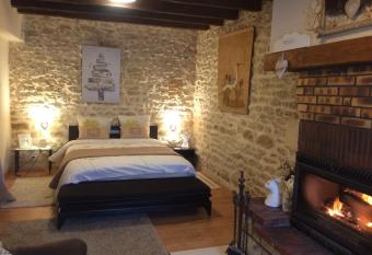 Maison familiale Centre France has Balcony rooms