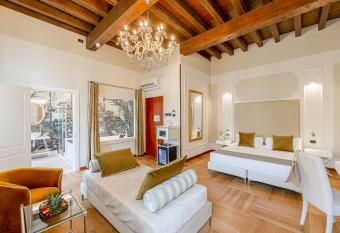 Hotel Villa Cariola has rooms with a private hot tub