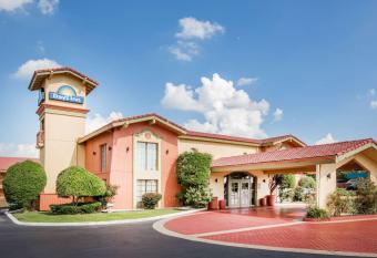 Days Inn by Wyndham Little Rock/Medical Center has Smoking rooms