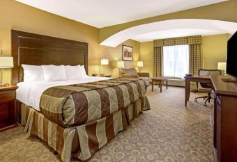 La Quinta Inn & Suites by Wyndham Dickinson has rooms with a private hot tub