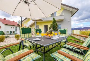 Green Gold Apartment has Balcony rooms