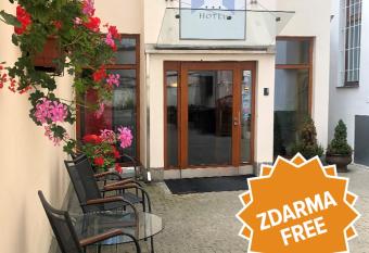 Hotel Claris allows 18 year olds to book a room