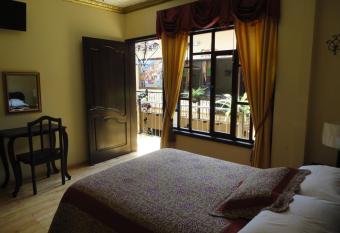 Hotel Vieja Mansion allows 18 year olds to book a room