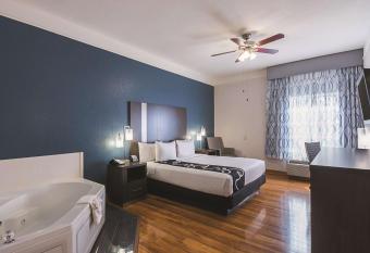La Quinta Inn & Suites By Wyndham Kingwood Houston Iah Airpt has rooms with a private hot tub
