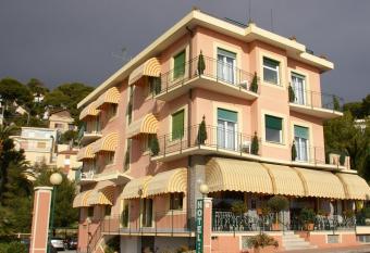 Hotel Garden allows 18 year olds to book a room