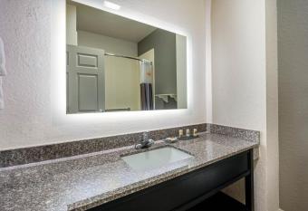 La Quinta Inn & Suites by Wyndham Conroe has rooms with a private hot tub