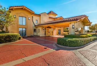Motel 6 Monroe, LA has Smoking rooms