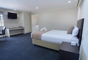 City Centre Motel has rooms with a private hot tub