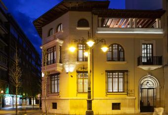 Palacete Colonial allows 18 year olds to book a room