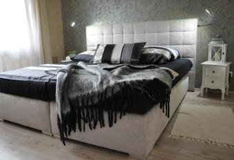 M  llenbecks Messewohnungen allows 18 year olds to book a room