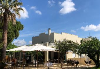 H  tel de la Mer has Balcony rooms