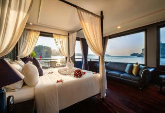 Rosy Cruises has rooms with a private hot tub