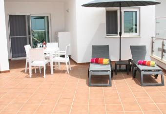 Carvoeiro Bay Apartment has rooms with a private hot tub