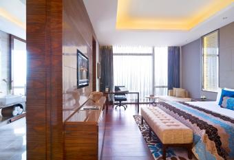 Taj City Centre Gurugram has rooms with a private hot tub