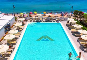 Hotel Montecristo has Balcony rooms