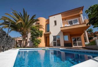 Moon Villa Los Gigantes has Balcony rooms