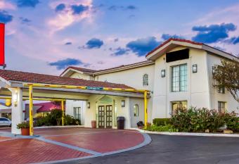 Red Roof Inn Plano has Smoking rooms