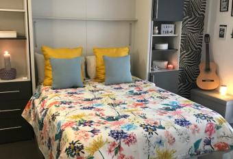 R  publique n  1 allows 18 year olds to book a room