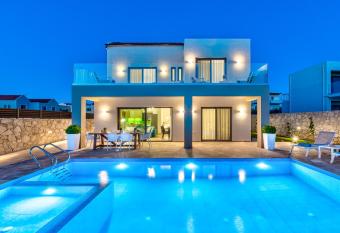 Platanias Villa Mirsini has rooms with a private hot tub