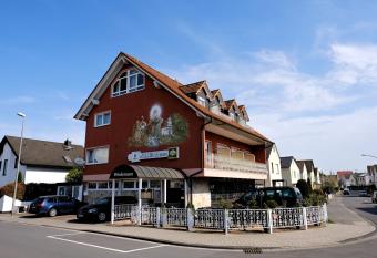 Hotel Weinhaus Wiedemann allows 18 year olds to book a room