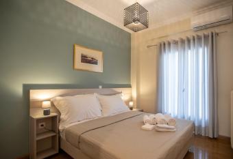 PARADISE APARTMENT IN PIRAEUS CENTRE has Balcony rooms