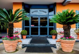 Hotel Venere has Smoking/Balcony rooms