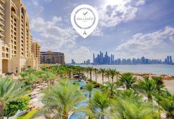 Fairmont The Palm has rooms with a private hot tub