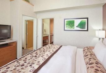 La Quinta Inn & Suites by Wyndham Idaho Falls/Ammon has rooms with a private hot tub