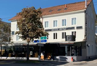 Hotel Artist allows 18 year olds to book a room