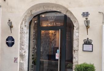 Hotel de la Couronne allows 18 year olds to book a room