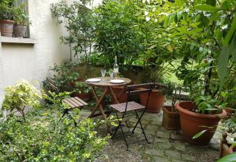 Les Carr  s has Balcony rooms