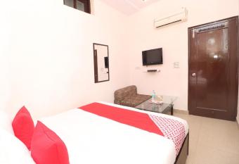 Super OYO Hotel Kailash Regency allows 18 year olds to book a room