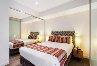 Seasons Heritage Melbourne has Balcony rooms