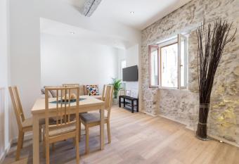 Agr  able 2P vue mus  e Picasso et Mer allows 18 year olds to book a room