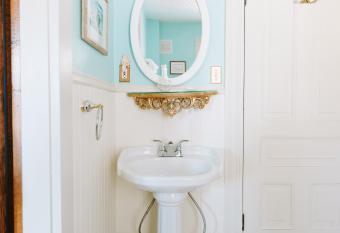 Alicion Bed & Breakfast has rooms with a private hot tub