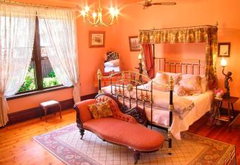 Buxton Manor has rooms with a private hot tub