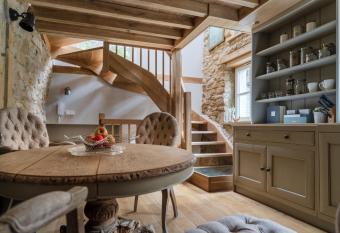 Twin Cottage has Balcony rooms