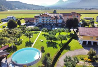 Hotel Pachernighof allows 18 year olds to book a room