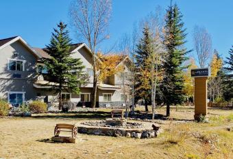 La Quinta Inn by Wyndham Steamboat Springs allows 18 year olds to book a room