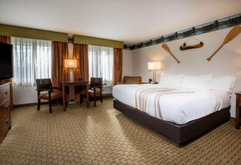 La Quinta Inn & Suites by Wyndham Grants Pass has rooms with a private hot tub