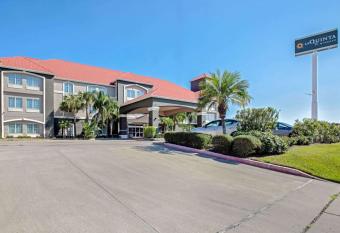 La Quinta Inn & Suites by Wyndham Corpus Christi Airport allows 18 year olds to book a room