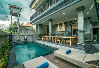 Three Dewi s Guest House has Balcony rooms