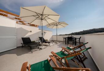 Palit 497/D, Apartment F allows 18 year olds to book a room