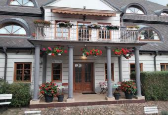 Dworek pod Herbem has Balcony rooms