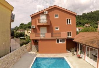 Guest House Villa   ivanovi   has Balcony rooms