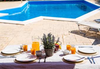 Olive Grove Poolside Apartments has Balcony rooms