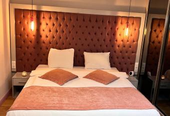 Paris Luxury Guest House - CDG A  roport has Balcony rooms