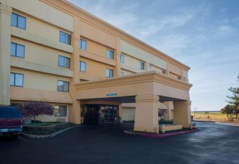 La Quinta Inn & Suites by Wyndham Springdale allows 18 year olds to book a room