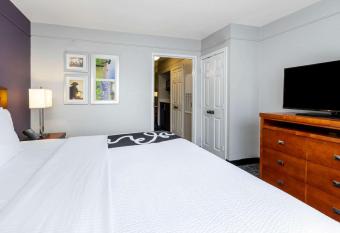 La Quinta Inn & Suites by Wyndham Rockwall has rooms with a private hot tub