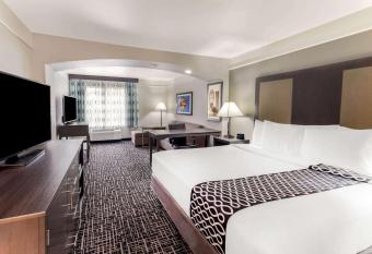 La Quinta Inn & Suites by Wyndham Seguin allows 18 year olds to book a room